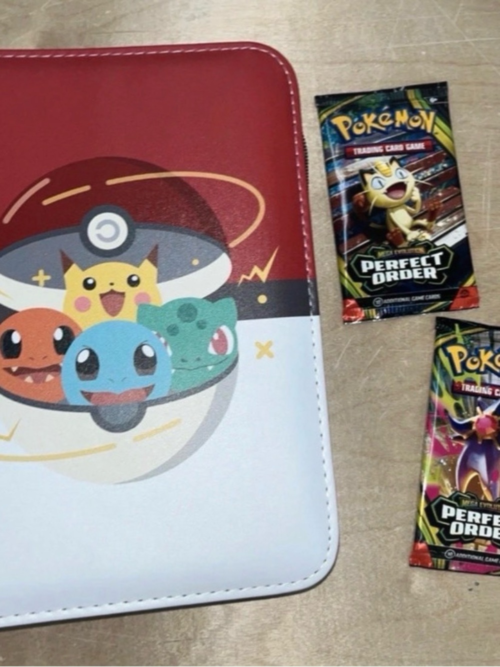 Pokémon binder trading cards w/400 slots+2 unopened packs -pikachu pokeball